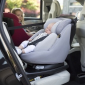 Vista laterale - Seggiolino auto i-Size 40-105 cm Bebe Confort AxissFix Plus