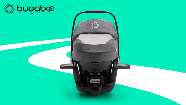 La vista posteriore di Bugaboo Turtle Air montato sulla base Wingbase con le alette