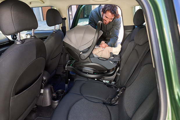 Inglesina Darwin Infant Recline Evo installato sulla base auto Darwin 360� i-Size