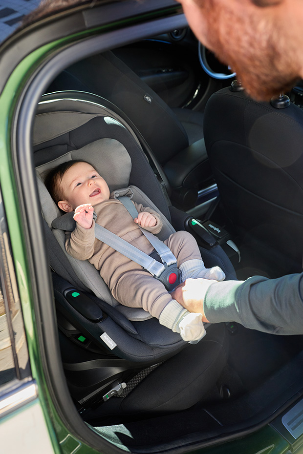 Inglesina Darwin Infant Recline Evo in auto con bimbo a bordo
