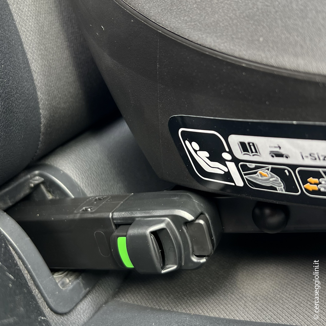 Joie Signature i-Base Encore - Dettaglio degli agganci Isofix