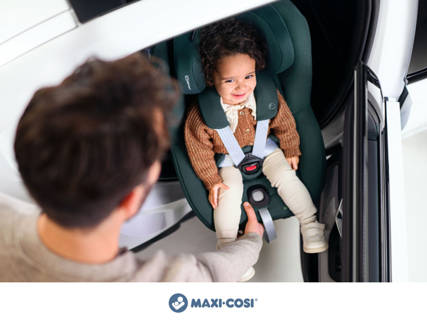 Maxi-Cosi Pearl 360 Pro che scorre fuori dall'auto