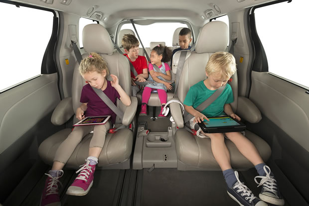 Bambini in auto sul seggiolino portatile Mifold